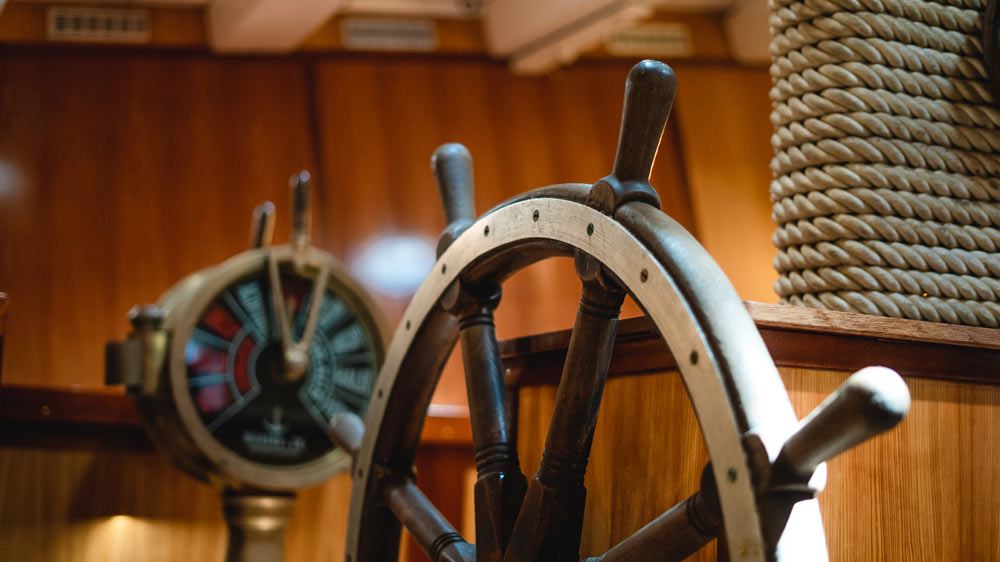 Jan Maat offene Segel Schiff Bestattung Warnemünde