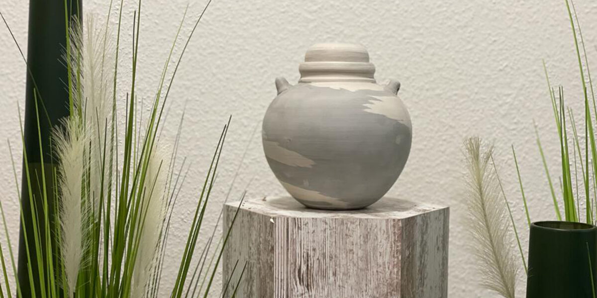 Nachhaltige Seeurne aus Ton