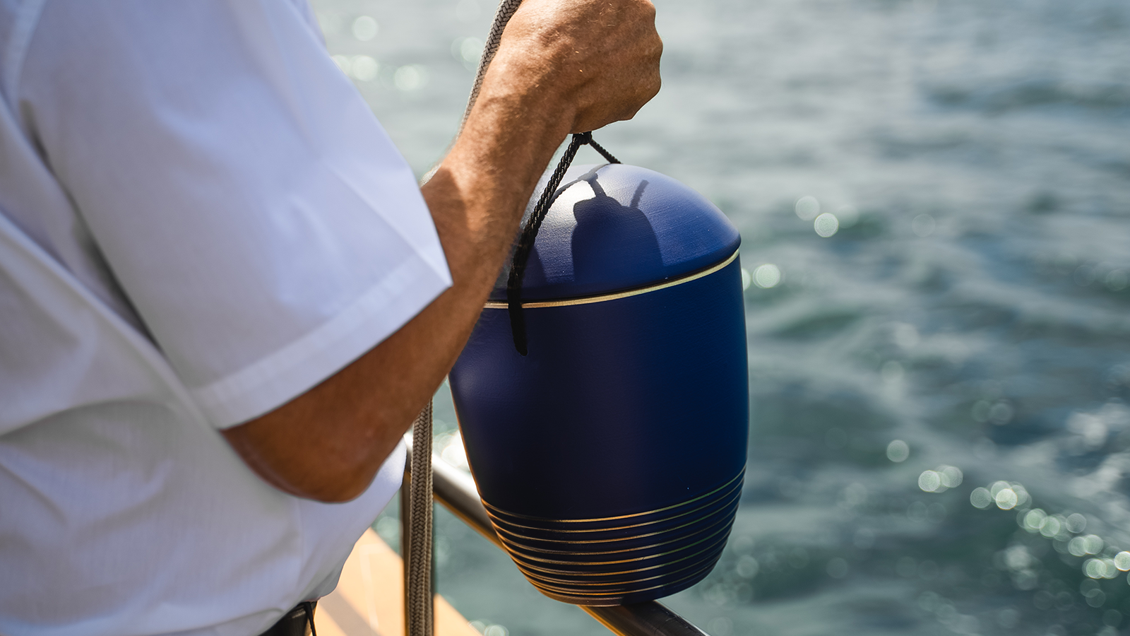 Was passiert mit der Urne nach der Seebestattung?